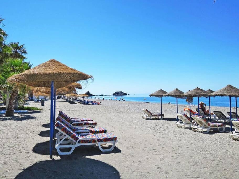 Acogedor Con 3 Piscinas En Primera Linea De Playa Almunecar