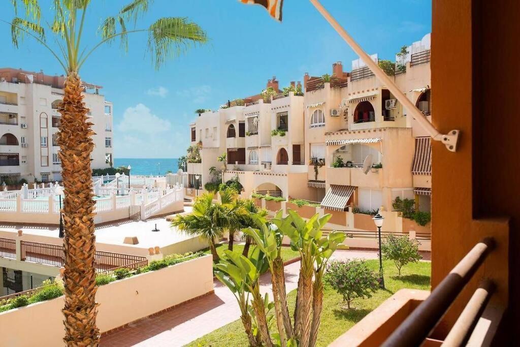 Acogedor Con 3 Piscinas En Primera Linea De Playa *
