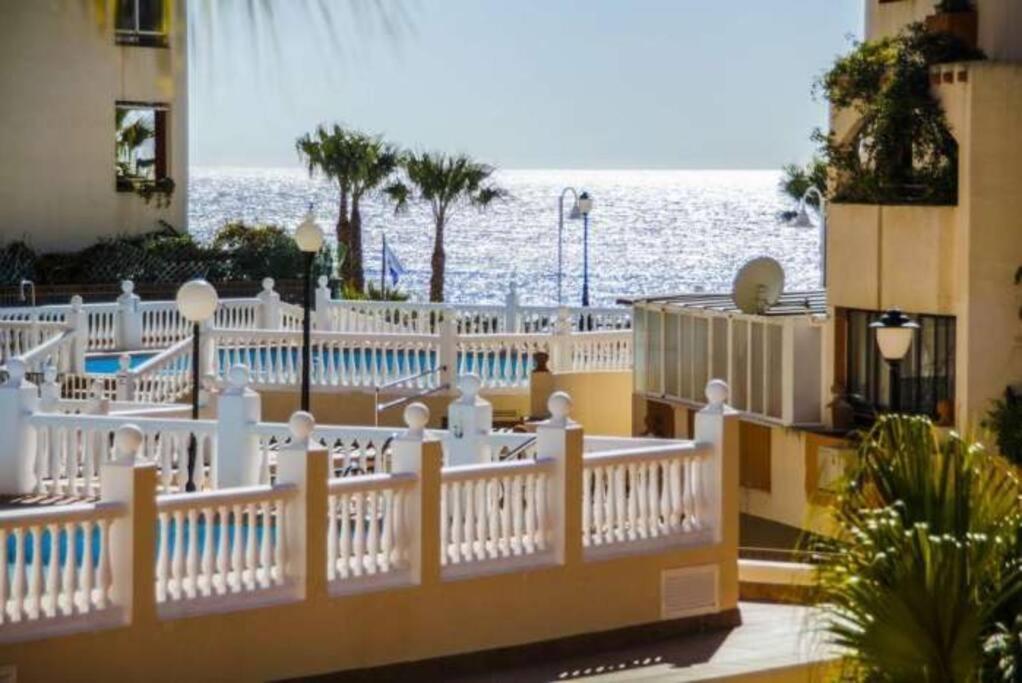 Acogedor Con 3 Piscinas En Primera Linea De Playa
