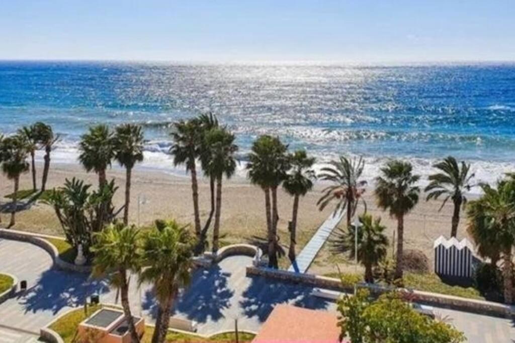 Acogedor Con 3 Piscinas En Primera Linea De Playa *