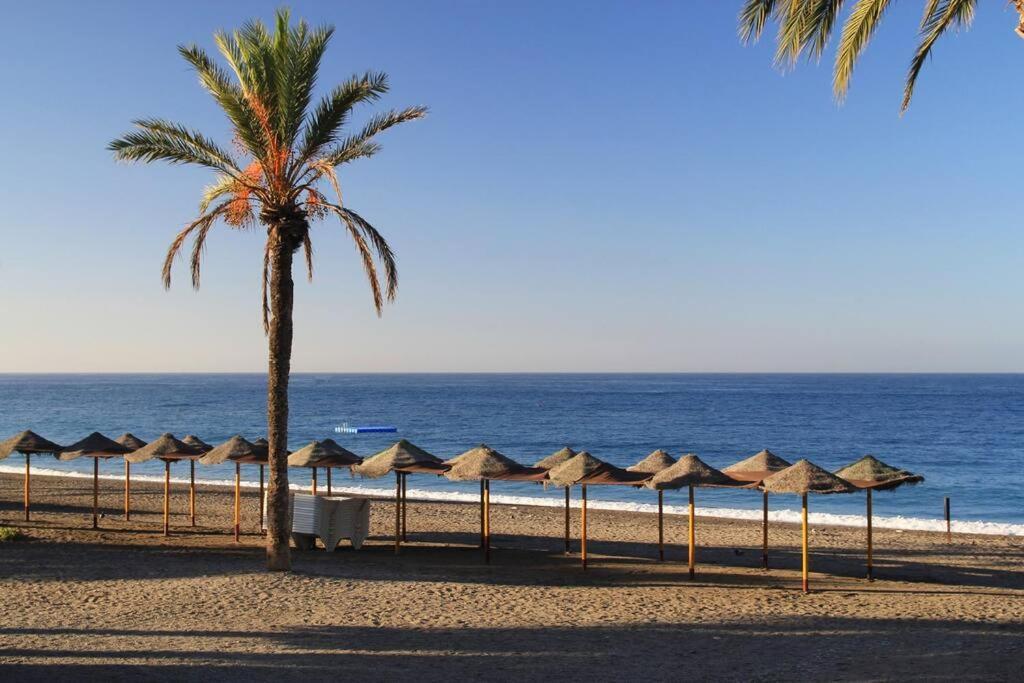 Acogedor Con 3 Piscinas En Primera Linea De Playa * Almunecar