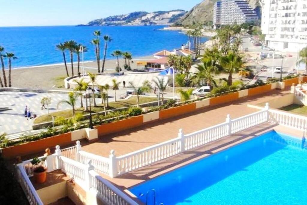 Acogedor Con 3 Piscinas En Primera Linea De Playa Almunecar